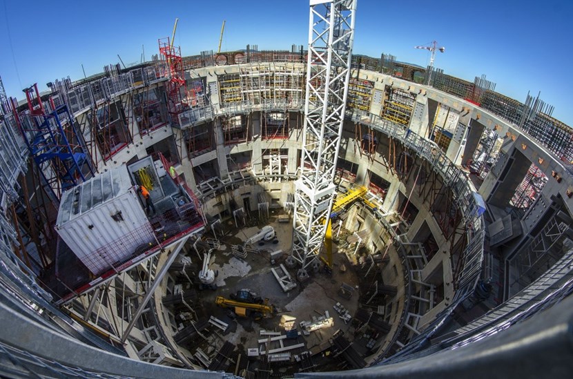 Un des éléments les plus remarquables du chantier ITER, c'est l'écran de protection biologique—l'enceinte en béton qui encercle complètement la machine. (Click to view larger version...)